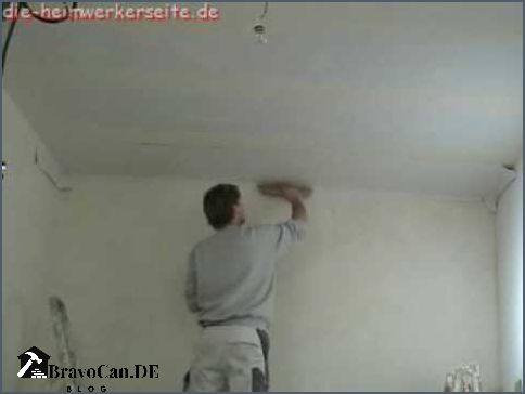 Anleitung Decke tapezieren in die richtige Richtung