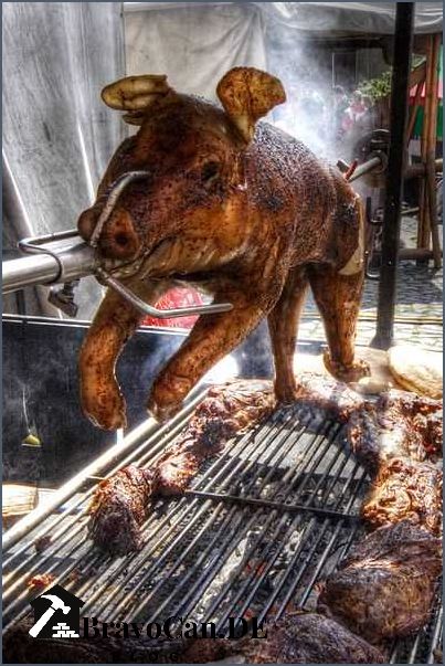 Spanferkel am Spieß - Traditionelle deutsche Spezialität Spanferkel am Spieß - Traditionelle deutsche Spezialität
