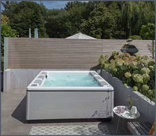 Whirlpool im Garten Entspannung und Wellness im eigenen Outdoor-Bereich Whirlpool im Garten Entspannung und Wellness im eigenen Outdoor-Bereich