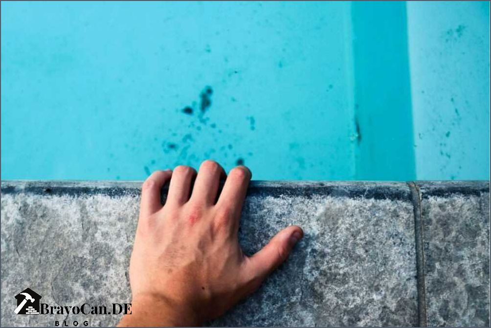 Wie man grüne Ablagerungen am Poolboden entfernt Wie man grüne Ablagerungen am Poolboden entfernt